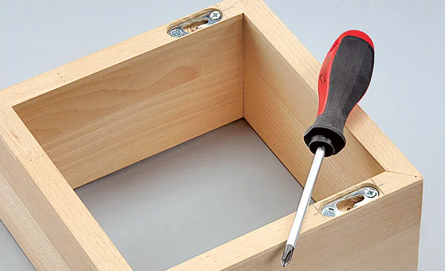 Holz-Medizinschrank Medizinschrank: Aufhänger festschrauben