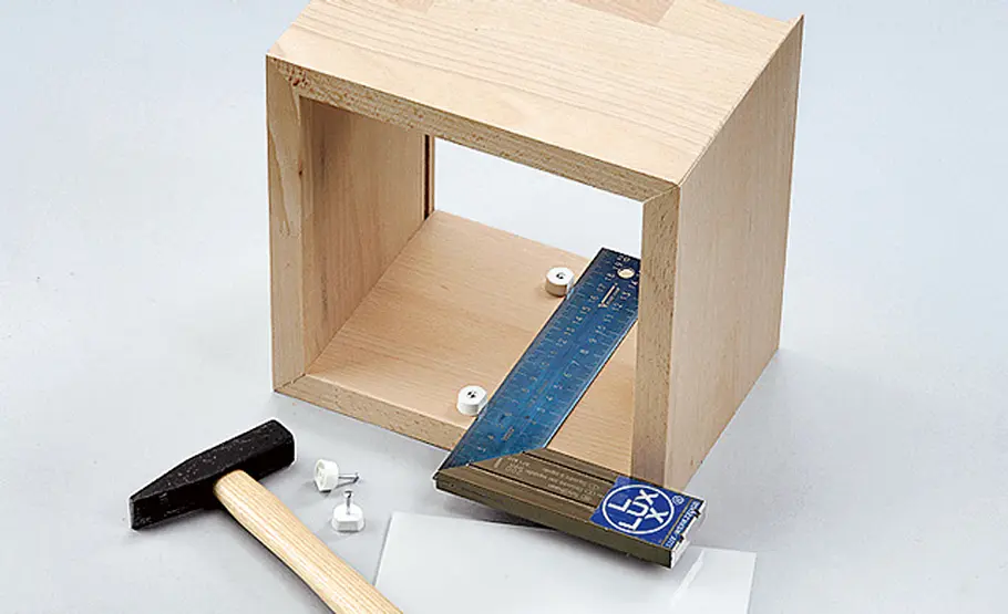 Holz-Medizinschrank Medizinschrank: Bodenträger befestigen