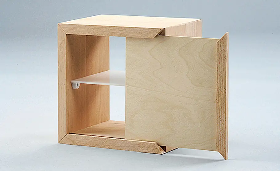 Holz-Medizinschrank Medizinschrank: Tür einfädeln