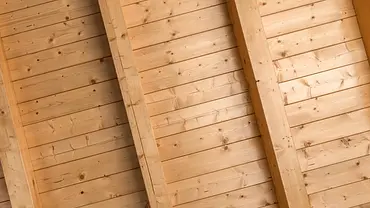 Holzdecke streichen Wohnzimmer vorher-nachher - Foto: iStock/germi_p Holzdecke streichen Wohnzimmer vorher-nachher - Foto: iStock/germi_p