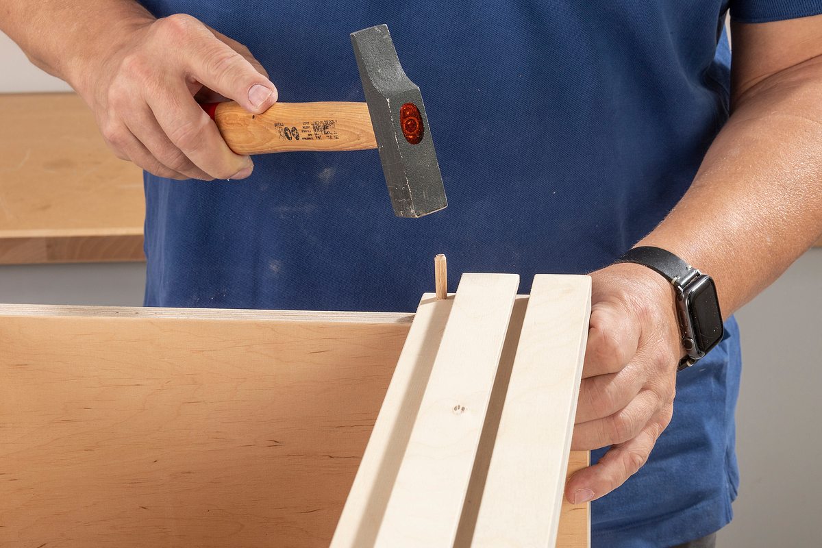 Holzdübel in die Auflagerstreifen leimen