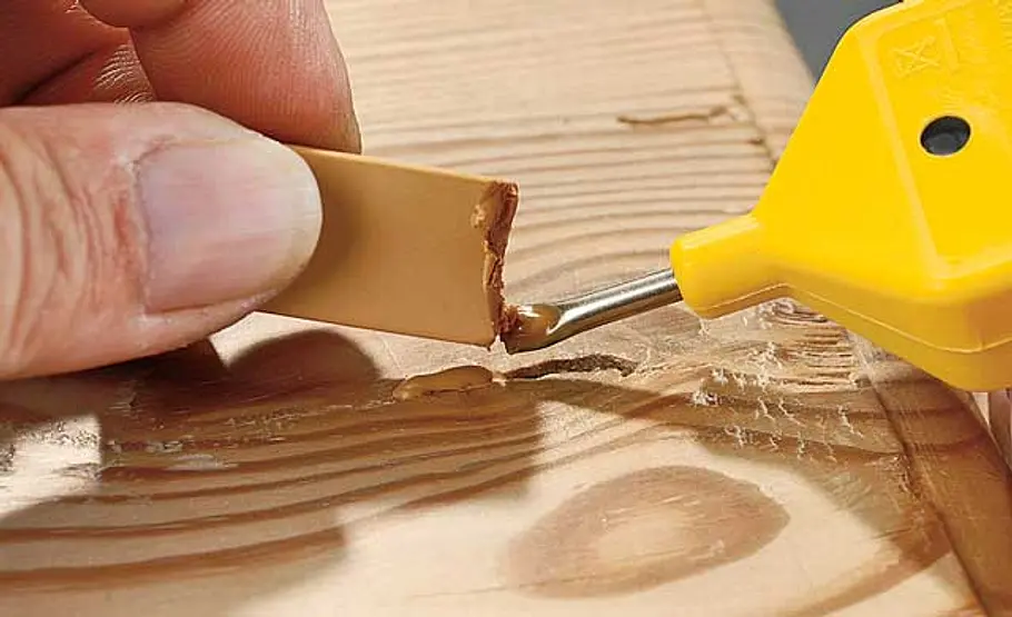 Holzfehler ausbessern: Schritt 2 von 4 Holzfehler ausbessern