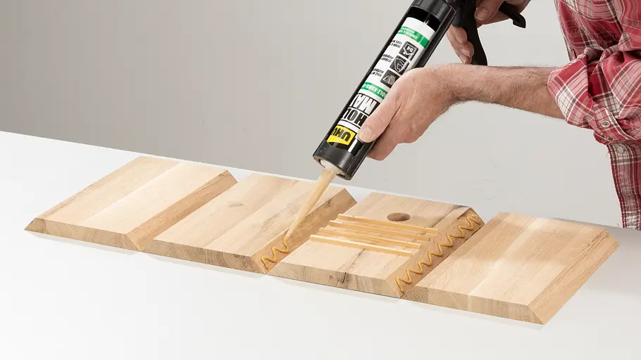 Holzklebstoff (D4) an Gehrungen geben Holzklebstoff (D4) an Gehrungen geben