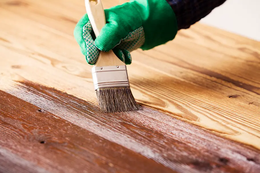 Die beste Hozlasur für innen: So pflegen wir unser Holz am besten