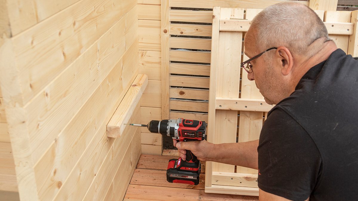 Holzleiste für Bank unter Vordach anschrauben