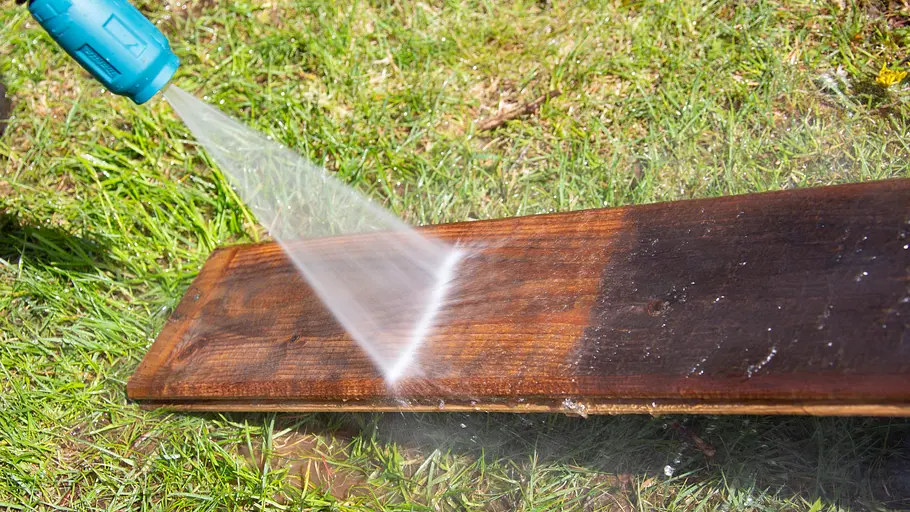 Holzreinigung Ein breiter Flachstrahl (hier Makita) reinigt, ohne zu splittern