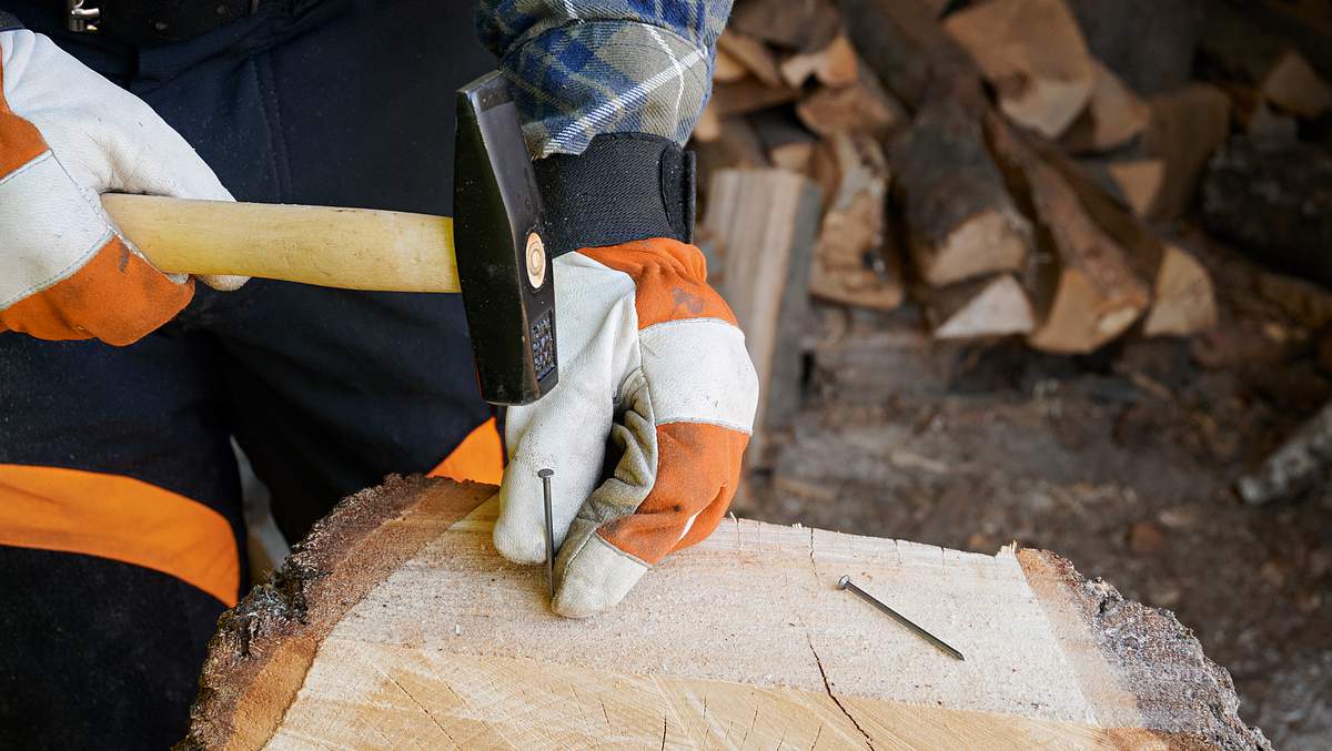 Holzscheiben mit Nägeln verbinden