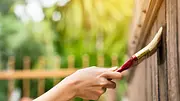 Holzschutz außen: So wird Holz im Garten witterungsbeständig geschützt! - Foto: iStock/ Tatomm Holzschutz außen: So wird Holz im Garten witterungsbeständig geschützt! - Foto: iStock/ Tatomm