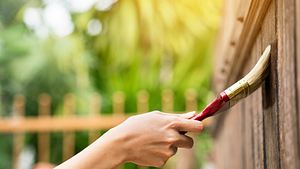 Holzschutz außen: So wird Holz im Garten witterungsbeständig geschützt! - Foto: iStock/ Tatomm