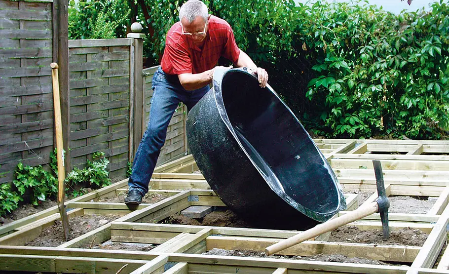 Quellstein selber bauen Holzterrasse