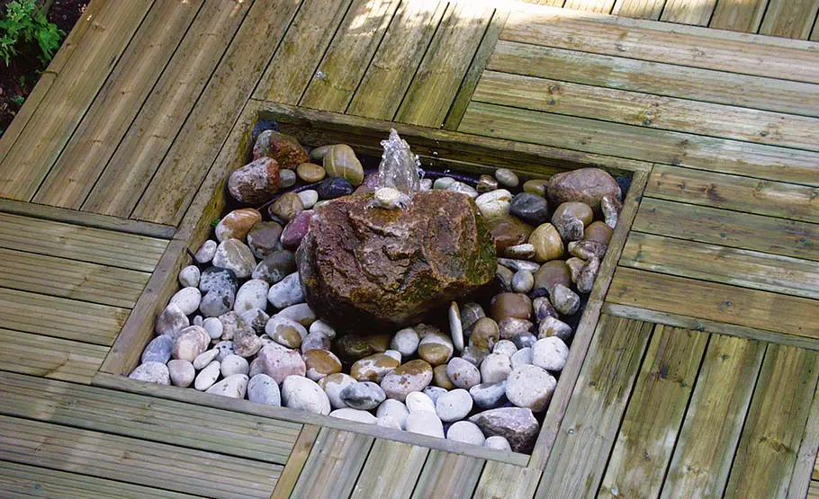 Quellstein selber bauen Holzterrasse