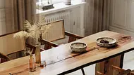 Holztisch ölen - mit den richtigen Ölen geht es richtig leicht! - Foto: iStock/ alvarez Holztisch ölen - mit den richtigen Ölen geht es richtig leicht! - Foto: iStock/ alvarez