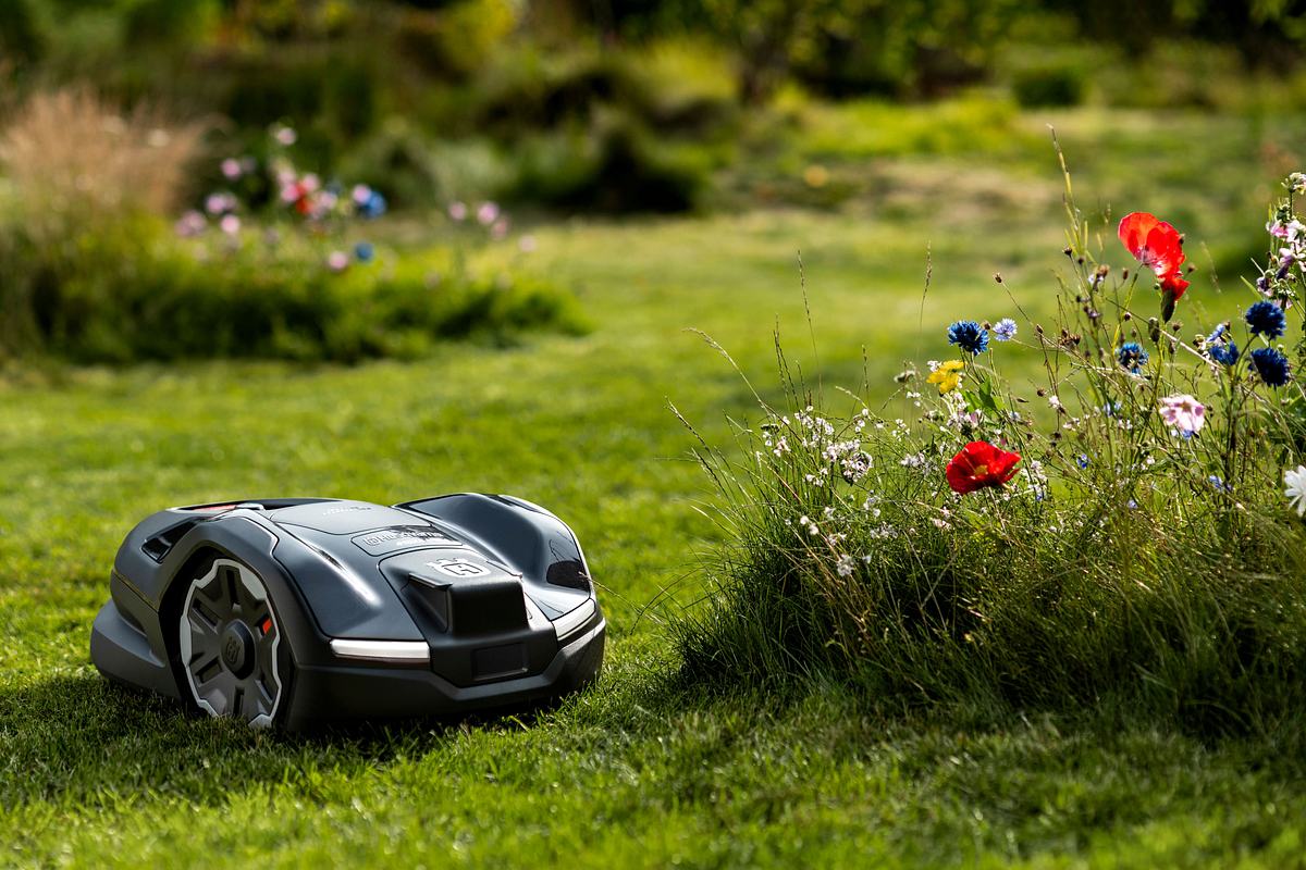 Ein Mähroboter kann die Gartenarbeit enorm erleichtern.