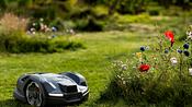 Mähroboter ohne Begrenzungskabel von Husqvarna im Garten - Foto:  Husqvarna