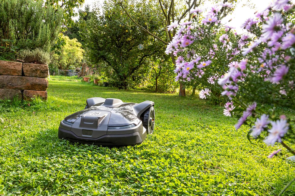 Husqvarna Mähroboter im Garten