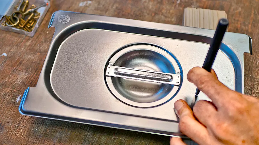 Als Kondensatfänger dient ein GN-Speiseneinsatz mit Deckel.