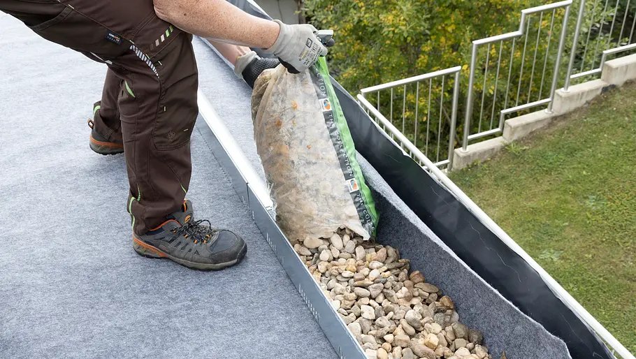 Den Schenkel punktuell auf den Folienuntergrund kleben.