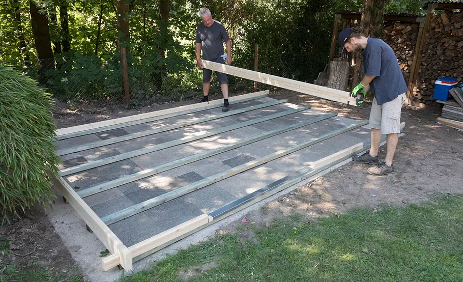 Blockbohlen-Gartenhaus aufbauen