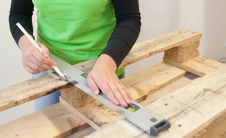 Paletten-Upcycling: Weinregal selber bauen
