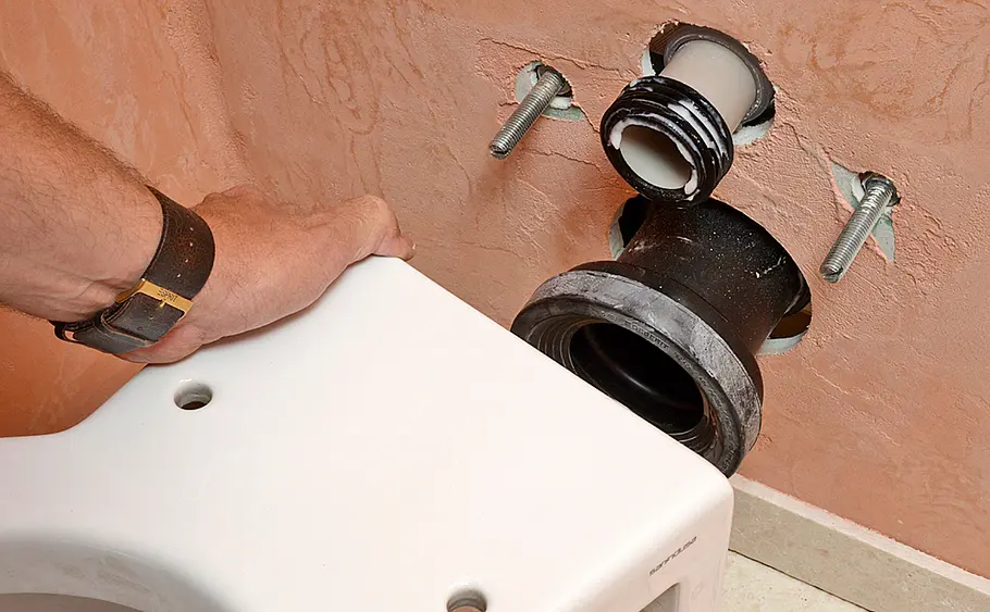 Wandhängendes WC an Vorwandelement montieren