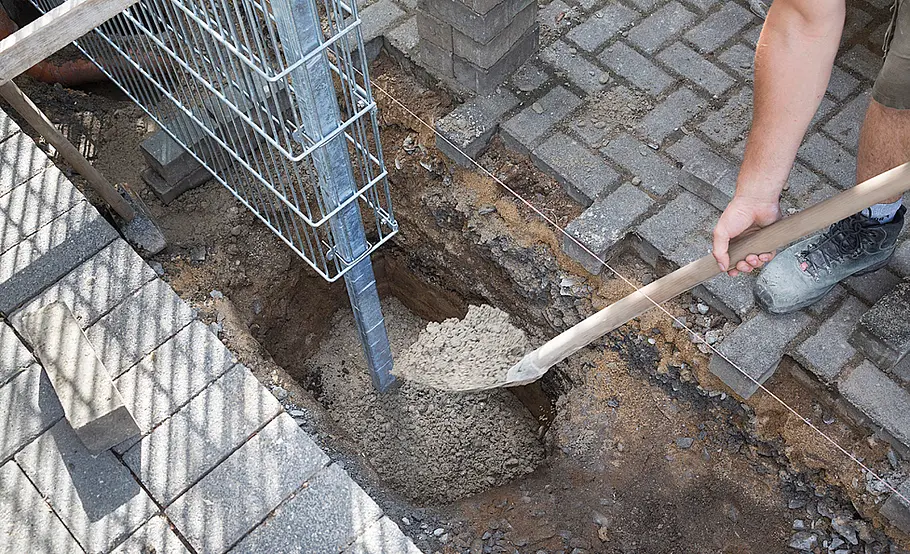 Terrasse mit Stufen in den Garten