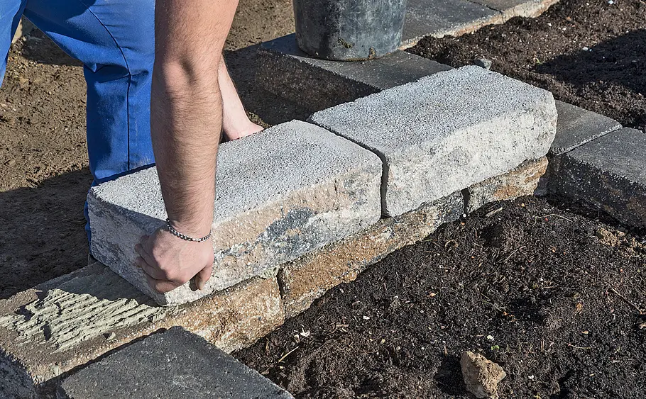 Stufen-Hochbeet aus Betonsteinen mauern
