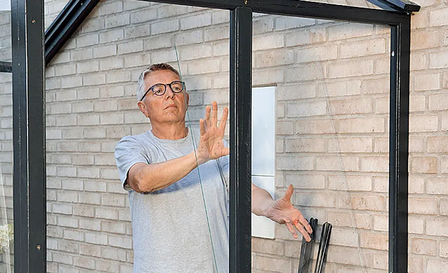 Anlehngewächshaus aus Holz vor der Hauswand selber bauen