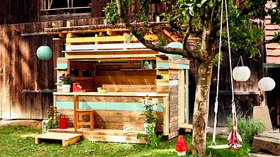 Paletten-Spielhaus für Kinder - Foto: Hersteller / Bosch Home & Garden