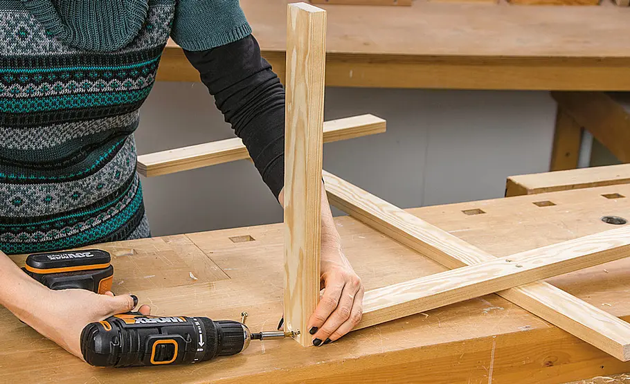 Sitzende Vogelscheuche bauen