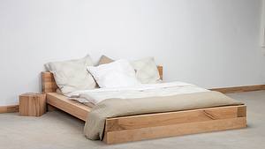 Einfach stylisch: Bett aus Holzbalken selber bauen - Foto: sidm / DW