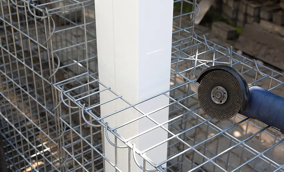 Terrasse mit Stufen in den Garten