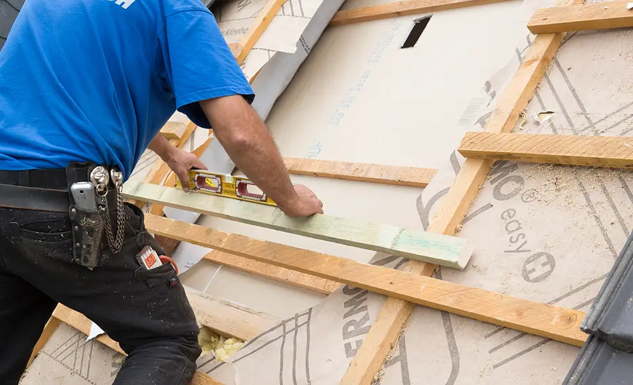 Velux Dachfenster mit Verdunkelungsrollo einbauen