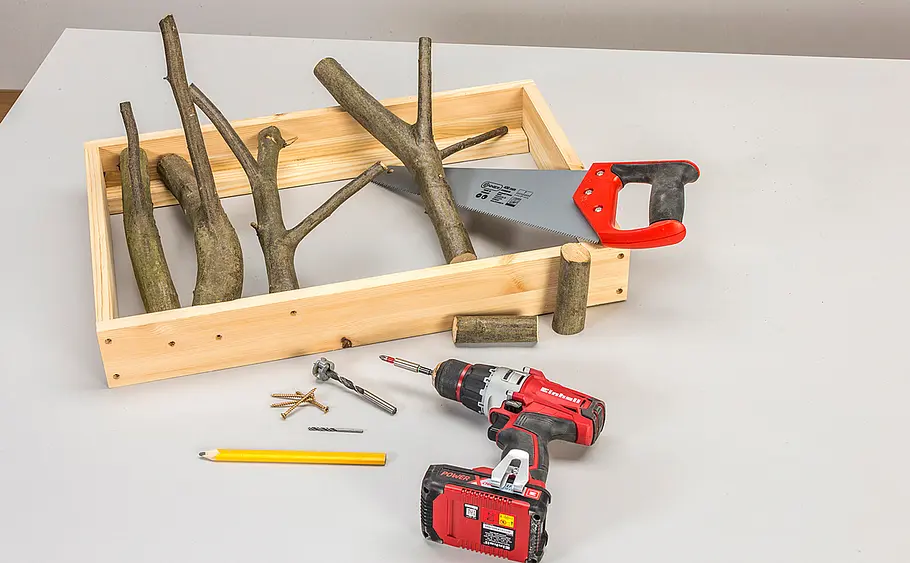 Garderobe aus Ästen selber bauen