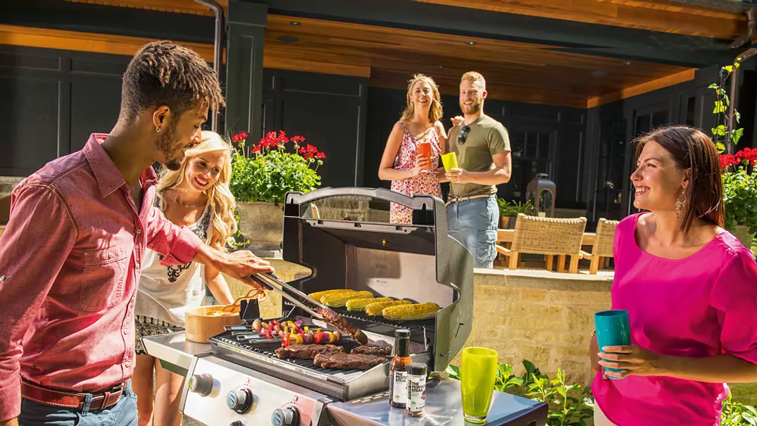 Schlauchbruchsicherung macht den Gasgrill sicherer - Foto: epr / GOK Schlauchbruchsicherung macht den Gasgrill sicherer - Foto: epr / GOK