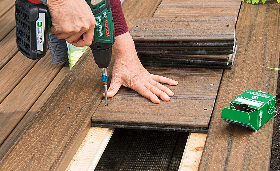 Kleines Hochbeet aus Terrassendielen bauen