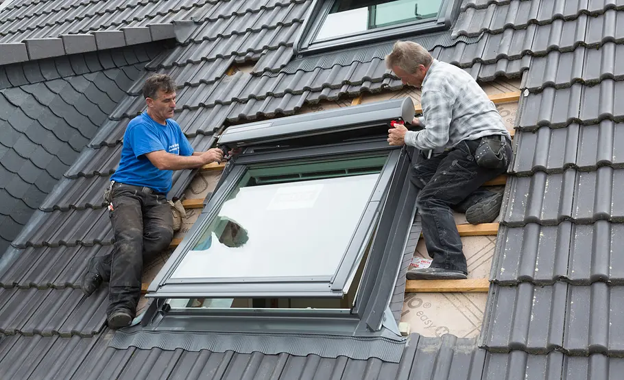Velux Dachfenster mit Verdunkelungsrollo einbauen