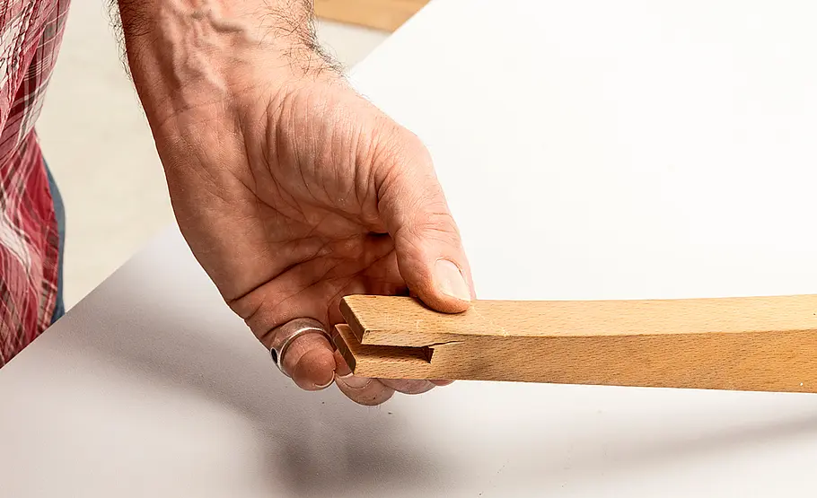 Holzstuhl reparieren