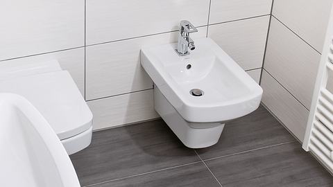 wandhängend montiertes Bidet im Badezimmer - Foto: sidm / CK