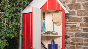 Outdoor-Schrank aus Holz selber bauen - Foto: sidm / DW Outdoor-Schrank aus Holz selber bauen - Foto: sidm / DW