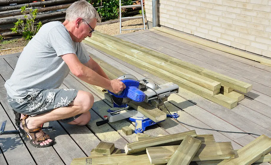 Luftige Pergola aus Holz selber bauen