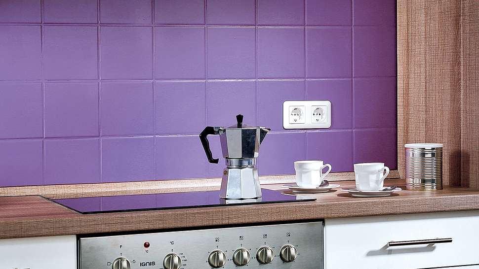 Küchenspiegel verschönern mit Fliesenlack in bunten Farben - Foto: sidm / CK