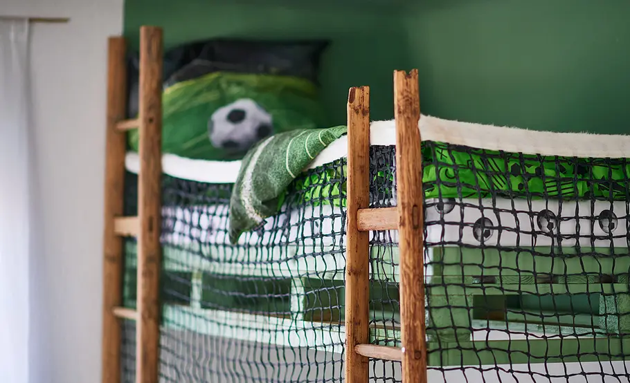 Bauanleitung für Kinder-Hochbett aus Paletten und Tennisnetz