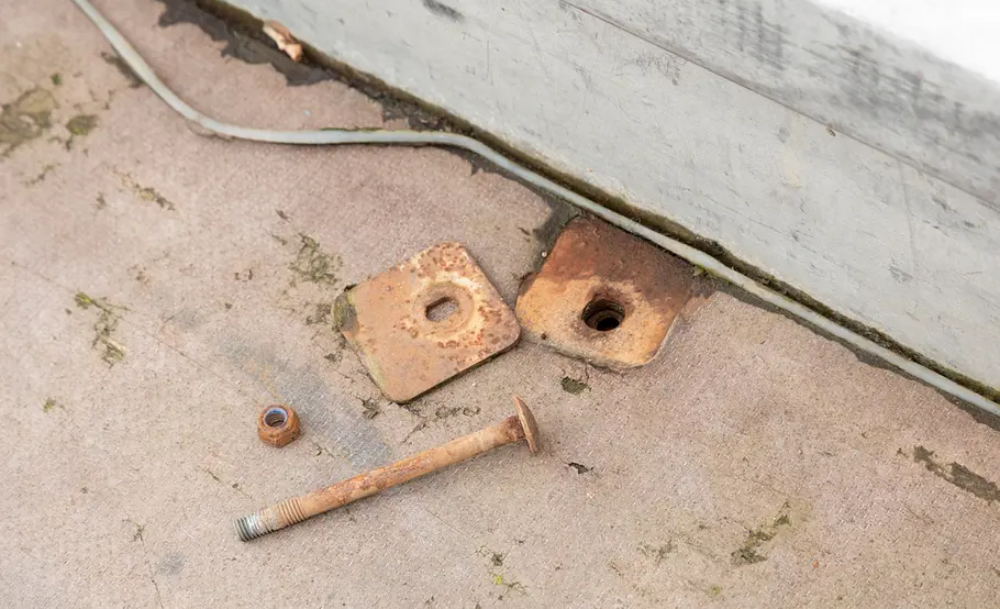 Ladefläche des Kfz-Anhänger reparieren