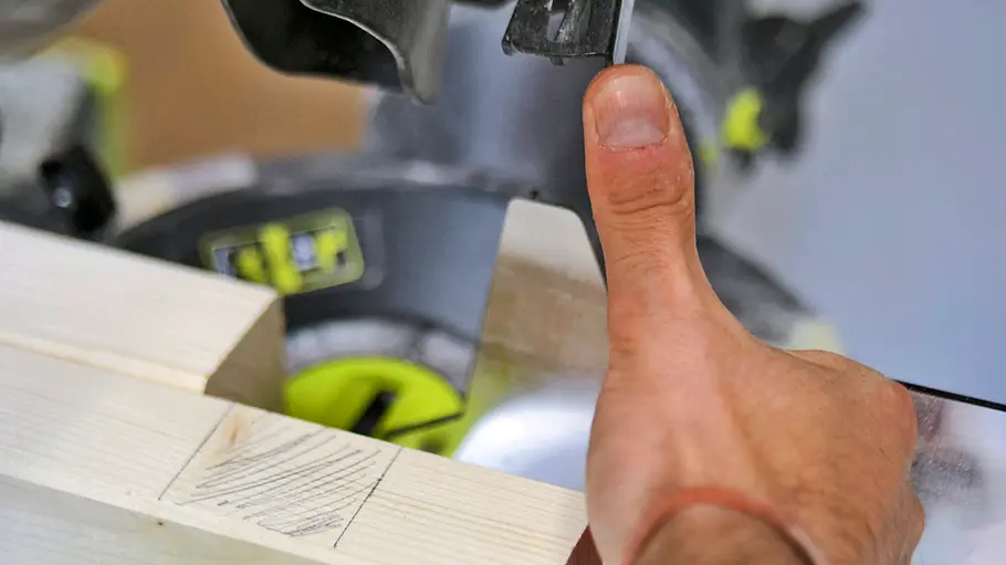 Tiefenanschlag der Kappsäge wird eingestellt