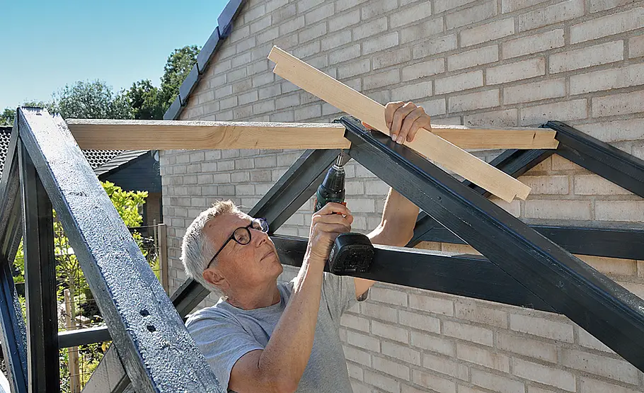 Anlehngewächshaus aus Holz vor der Hauswand selber bauen