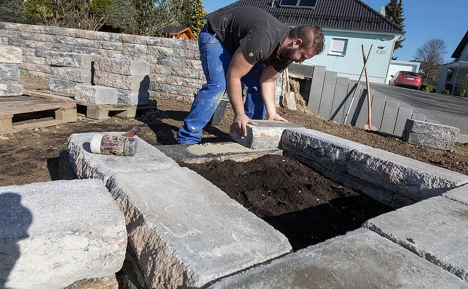 Stufen-Hochbeet aus Betonsteinen mauern