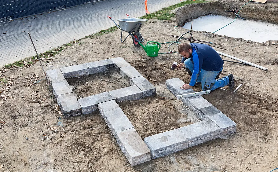 Stufen-Hochbeet aus Betonsteinen mauern