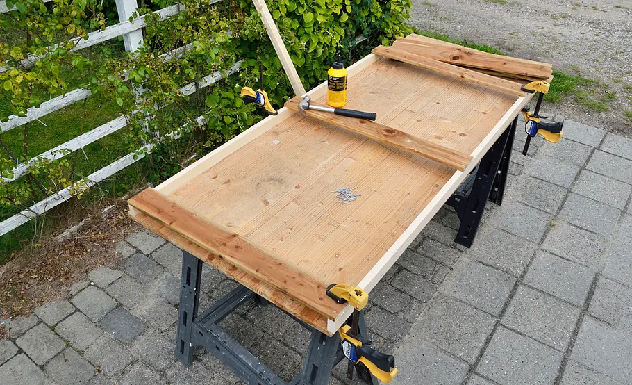 Moderne Gartendusche bauen
