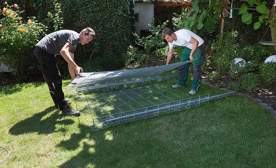Terrasse mit Stufen in den Garten