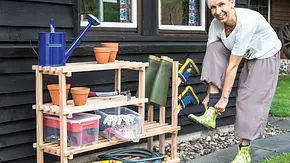 Praktisches Holzregal für den Garten selber bauen - Foto: sidm / DW Praktisches Holzregal für den Garten selber bauen - Foto: sidm / DW